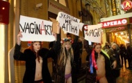 Активистки FEMEN  атаковали показ от Versace 