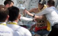 Активистки FEMEN повторно атаковали Кубок Европы