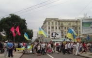 Оппозиция возложила к памятнику Ленину венок из колючей проволоки