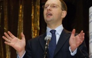 Арсений Яценюк настаивает на минимуме в 80 000 гривен
