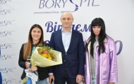 АССИЯ АХАТ ПОЗДРАВИЛА 100-МИЛЛИОННОГО ПАССАЖИРА ПРЯМО В БОРИСПОЛЕ