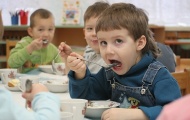 В детских садах и школах экономят на питании детей