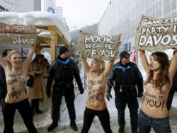 Активистки FEMEN провели акцию протеста в Давосе Активистки FEMEN провели акцию протеста в Давосе