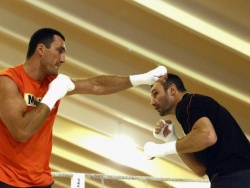 Братья Кличко провели бой друг с другом