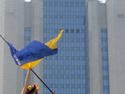 Активистки FEMEN устроили топлес-акцию под штаб-квартирой "Газпрома" в Москве Активистки FEMEN устроили топлес-акцию под штаб-квартирой "Газпрома" в Москве