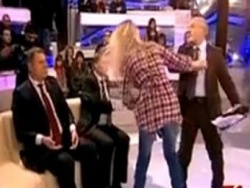 Активистка FEMEN подралась с Колесниченко в прямом эфире Активистка FEMEN подралась с Колесниченко в прямом эфире
