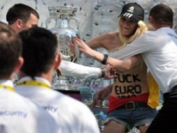 Активистки FEMEN повторно атаковали Кубок Европы Активистки FEMEN повторно атаковали Кубок Европы