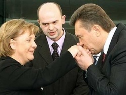 Янукович хочет пригласить Меркель на финал Евро-2012 Янукович хочет пригласить Меркель на финал Евро-2012