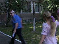 Активистка FEMEN запустила тортом в лицо милицейского начальника