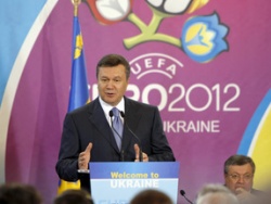 Евро-2012 - это инвестиции в будущее, - уверен Виктор Янукович Евро-2012 - это инвестиции в будущее, - уверен Виктор Янукович