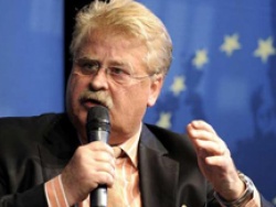 В Европарламенте уверены, что ЕС не должен упрощать визовый режим с Украиной до выборов 2012 года В Европарламенте уверены, что ЕС не должен упрощать визовый режим с Украиной до выборов 2012 года