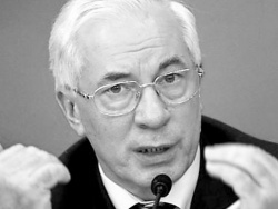 По мнению Азарова, оппозиция оспаривает право части украинцев общаться на родном языке По мнению Азарова, оппозиция оспаривает право части украинцев общаться на родном языке