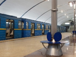 Мальчишка упал на рельсы киевского метро 