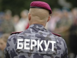 Бывший милиционер 6 дней держит в страхе целый подъезд Бывший милиционер 6 дней держит в страхе целый подъезд