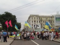 Оппозиция возложила к памятнику Ленину венок из колючей проволоки