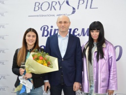 АССИЯ АХАТ ПОЗДРАВИЛА 100-МИЛЛИОННОГО ПАССАЖИРА ПРЯМО В БОРИСПОЛЕ АССИЯ АХАТ ПОЗДРАВИЛА 100-МИЛЛИОННОГО ПАССАЖИРА ПРЯМО В БОРИСПОЛЕ