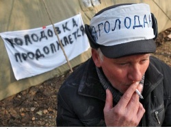 Двоих чернобыльцев госпитализировали  прямо из зала суда