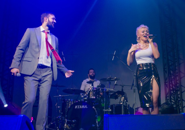 tamerlan_i_alena_podozhgli_scenu_koncert-holla_beletage_4.jpg